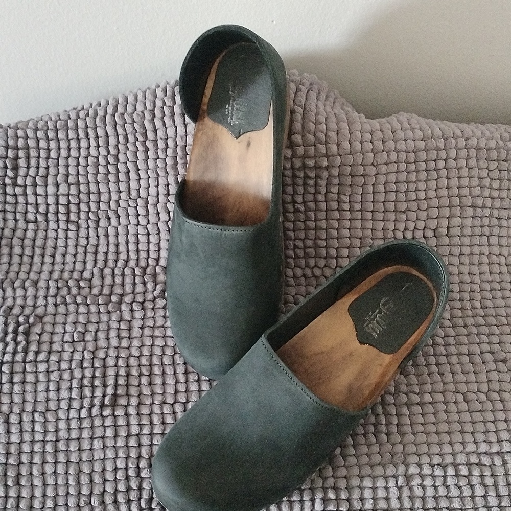 Elegant Black Leather Clogs
